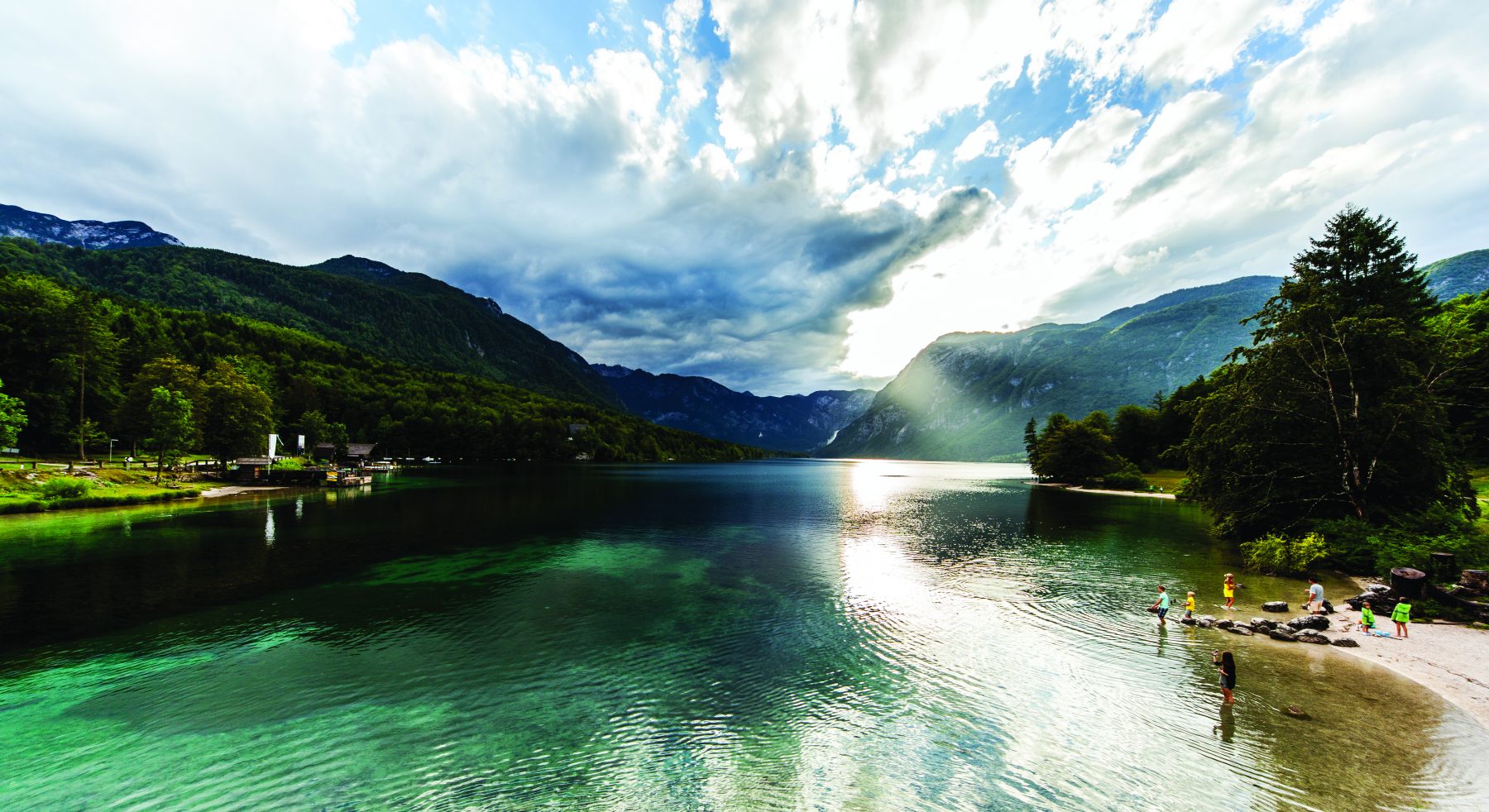 Bohinj-järvi, jonka ympärillä kohoavat vuoret.