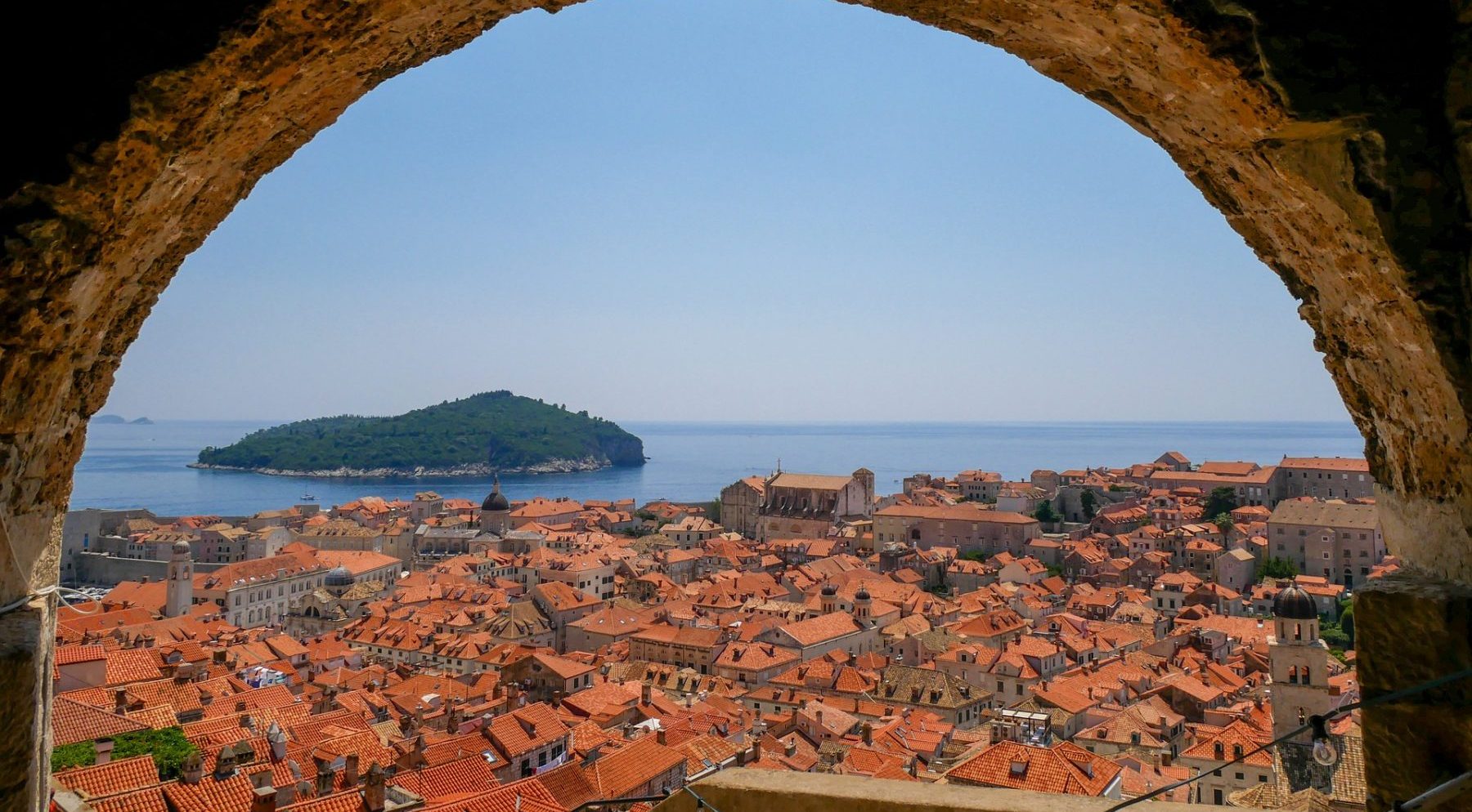 Dubrovnikin vanhan kaupungin punaisia kattoja ylhäältä katsottuna.