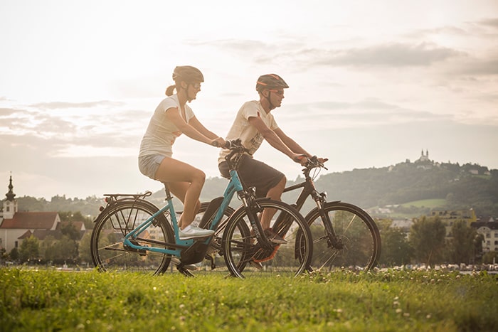 Pyöräilevä pariskunta itävaltalaisessa pikkukaupungissa.