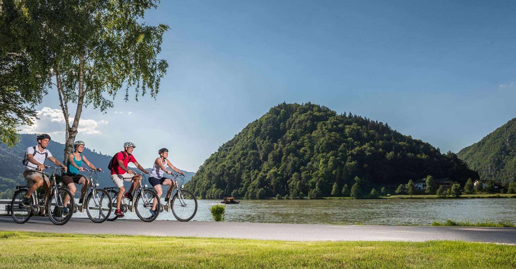 Pyoräilijöitä Tonavan rannalla Schlögenin mutkassa.