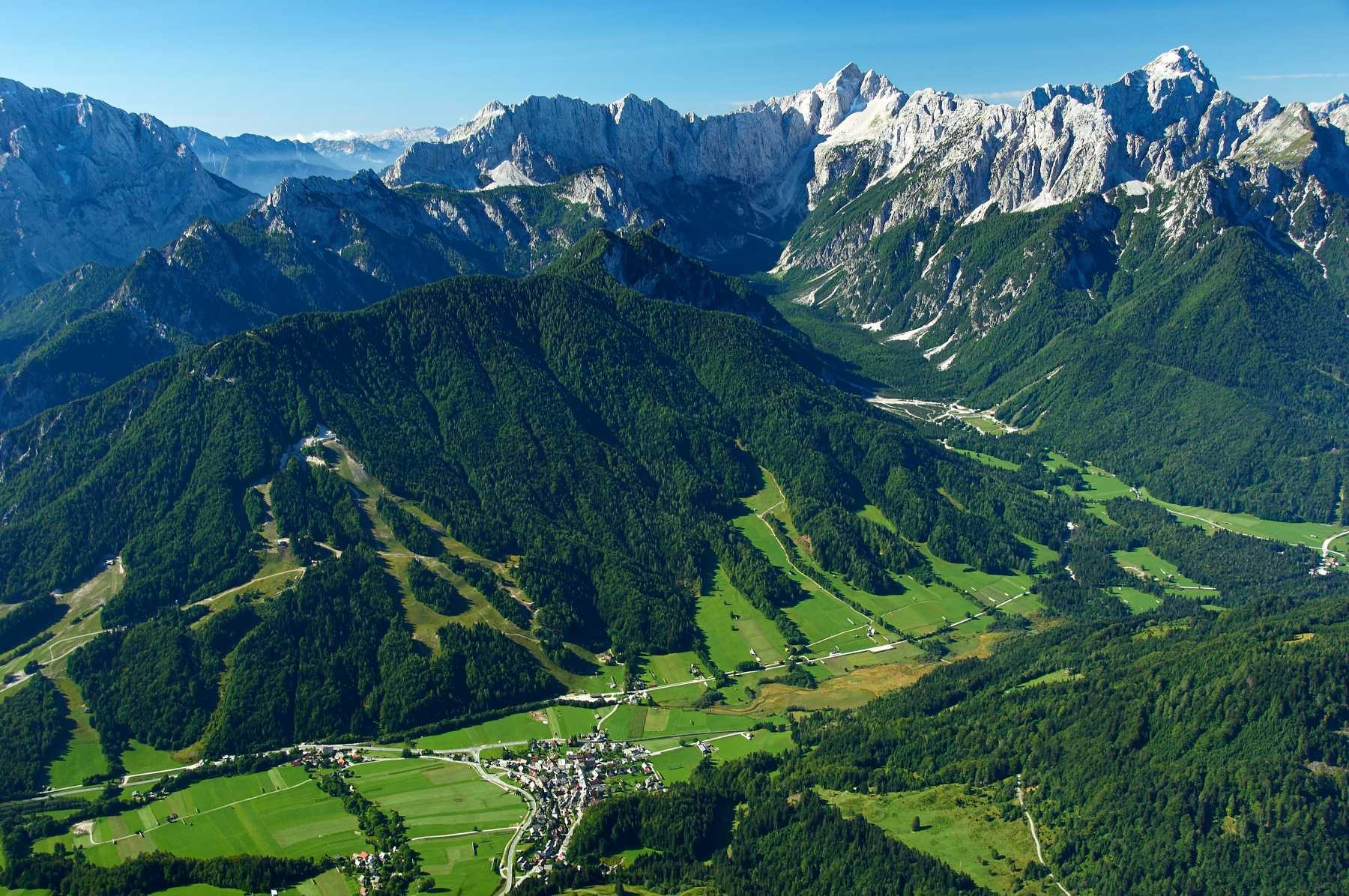 Kranjska Goran vuoristoa. Alhaalla laaksossa pieni kylä.