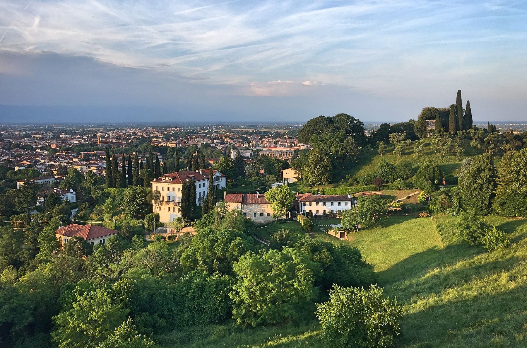 Vicenzan kaupunkia ylhäältä kukkulalta päin katsottuna.