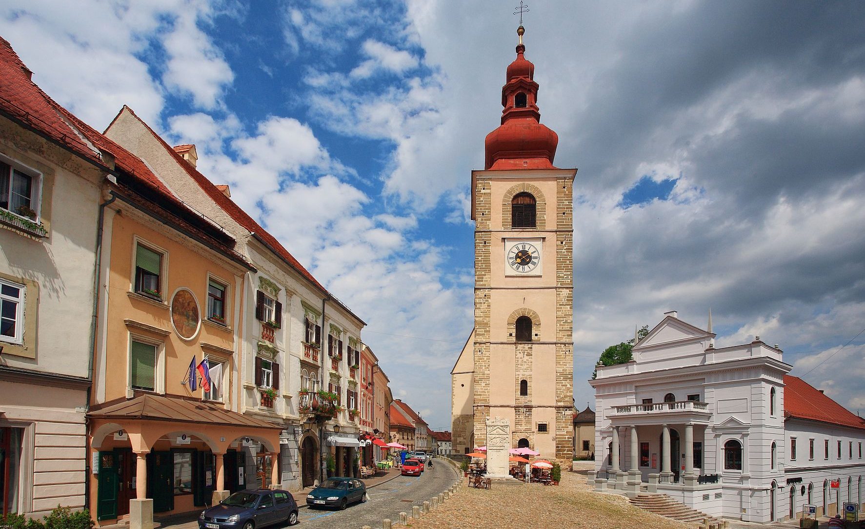 Vanha kirkon torni ja kaupungin rakennuksia.