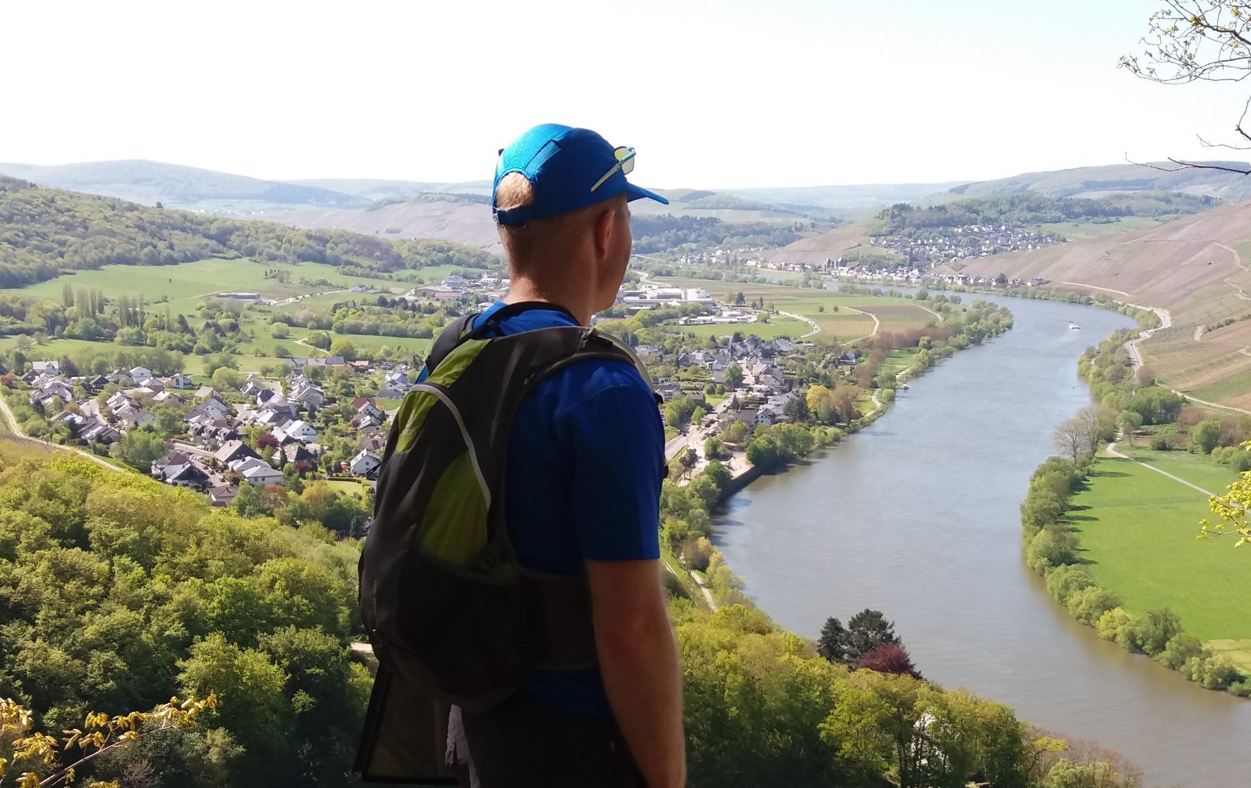 Mies katselee Moseljokea ylhäältä rinteeltä.