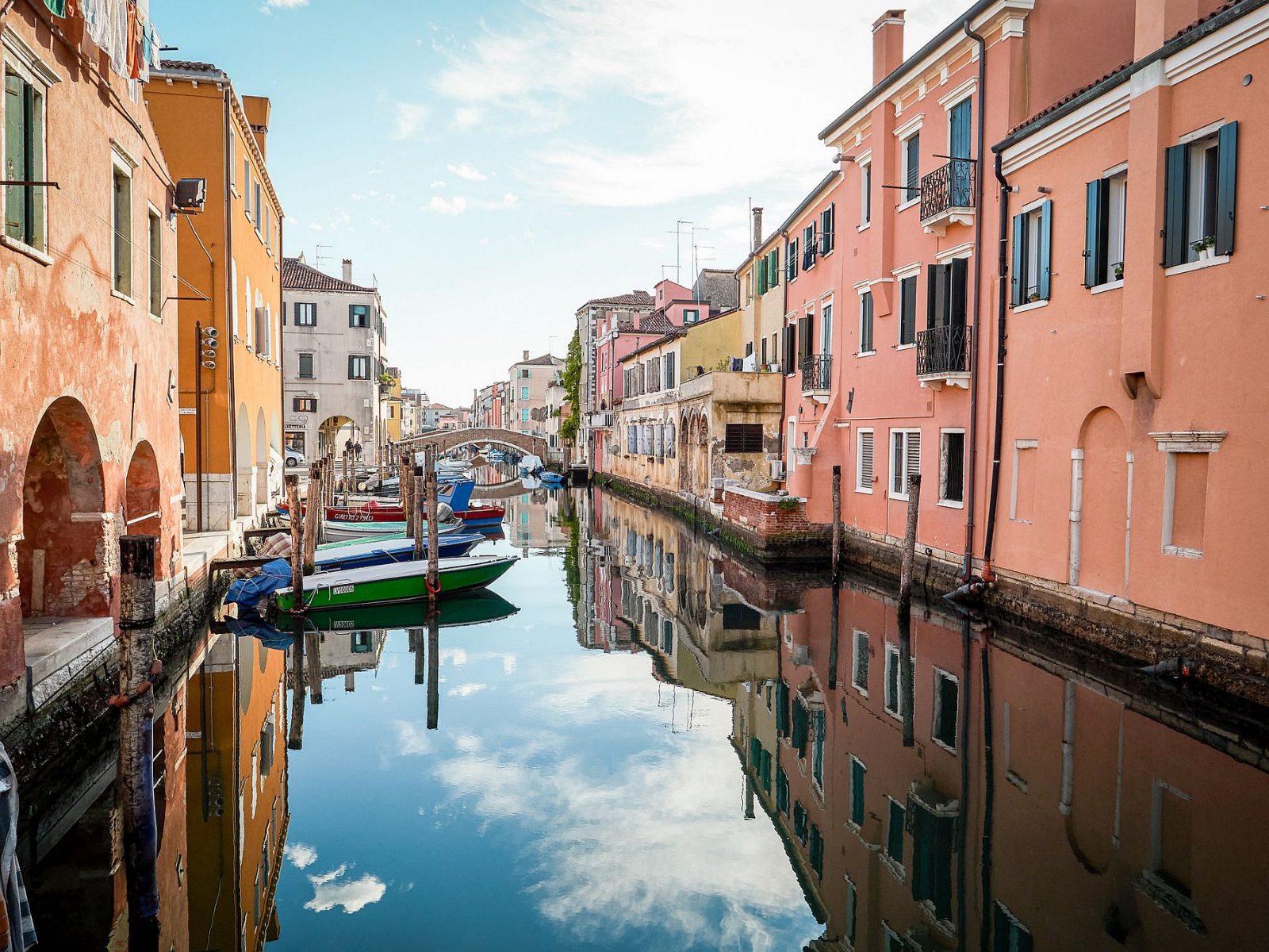 Venetsian kanaali. Veneitä parkissa kanaalin rannassa.