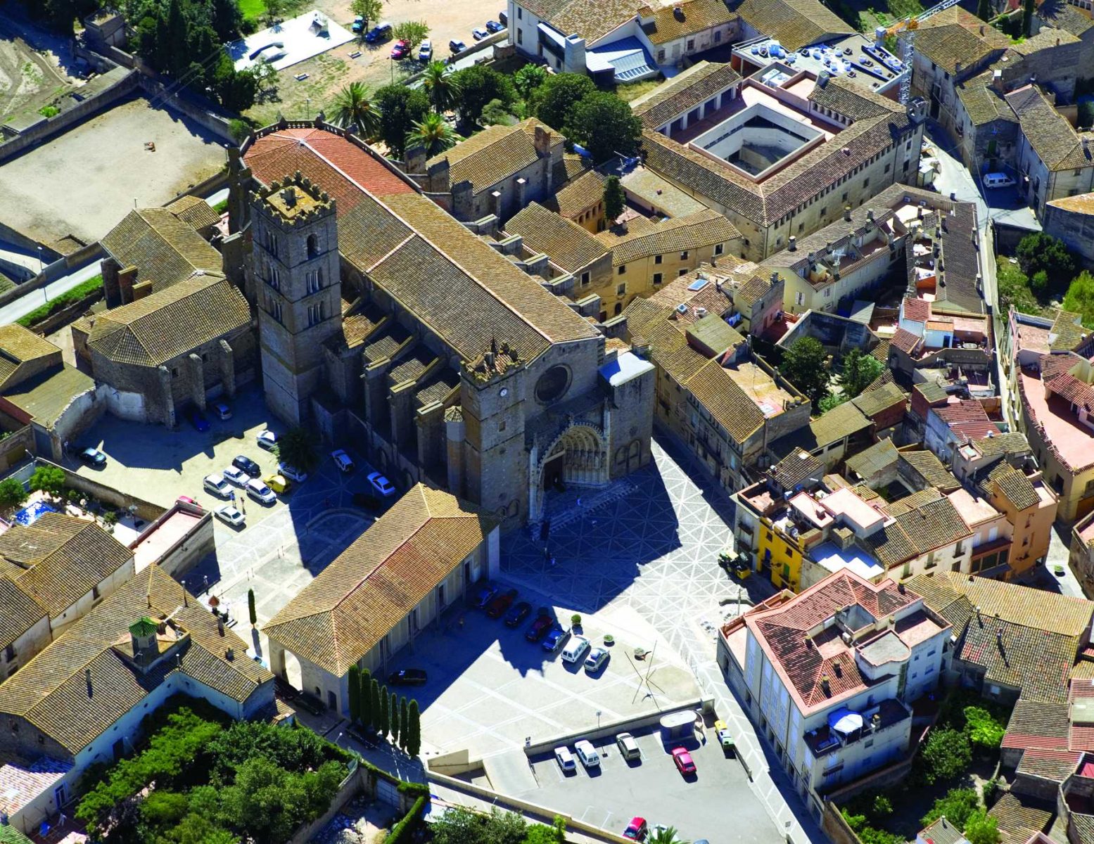 Katedraali ja vanhaa kaupunkia ilmasta kuvattuna.