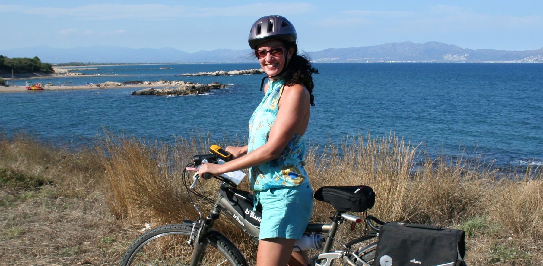 Pyöräilijä Costa Bravan rannikolla.