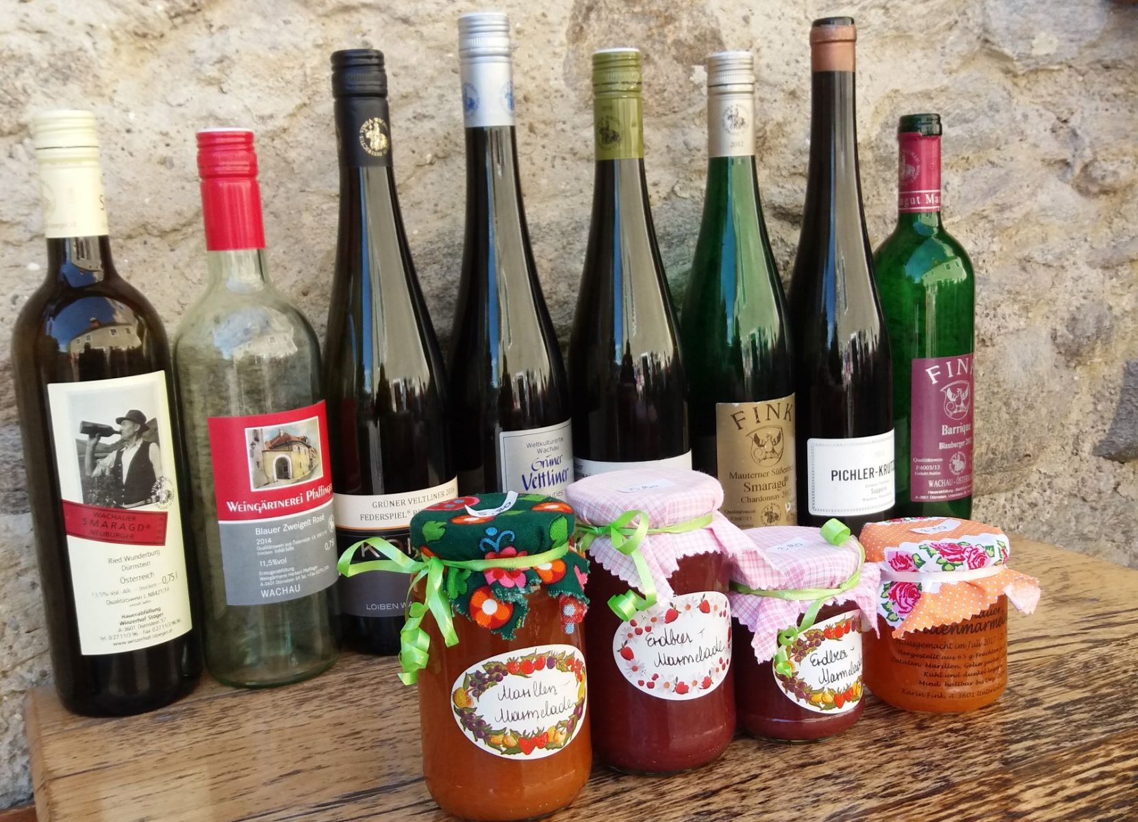 Viinipulloja ja hillopurkkeja matkamuistomyymälässä.