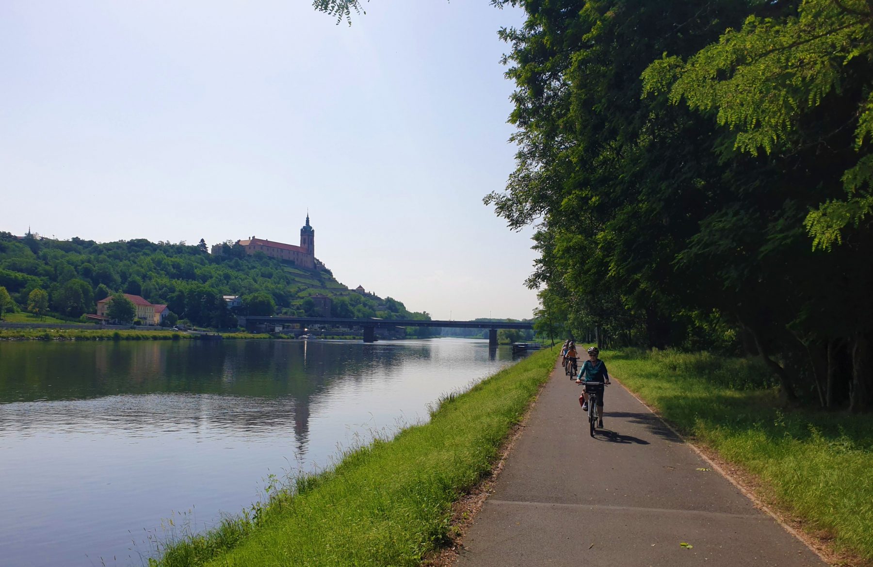 Pyöräilijöitä joen rannassa Elben pyörätiellä.