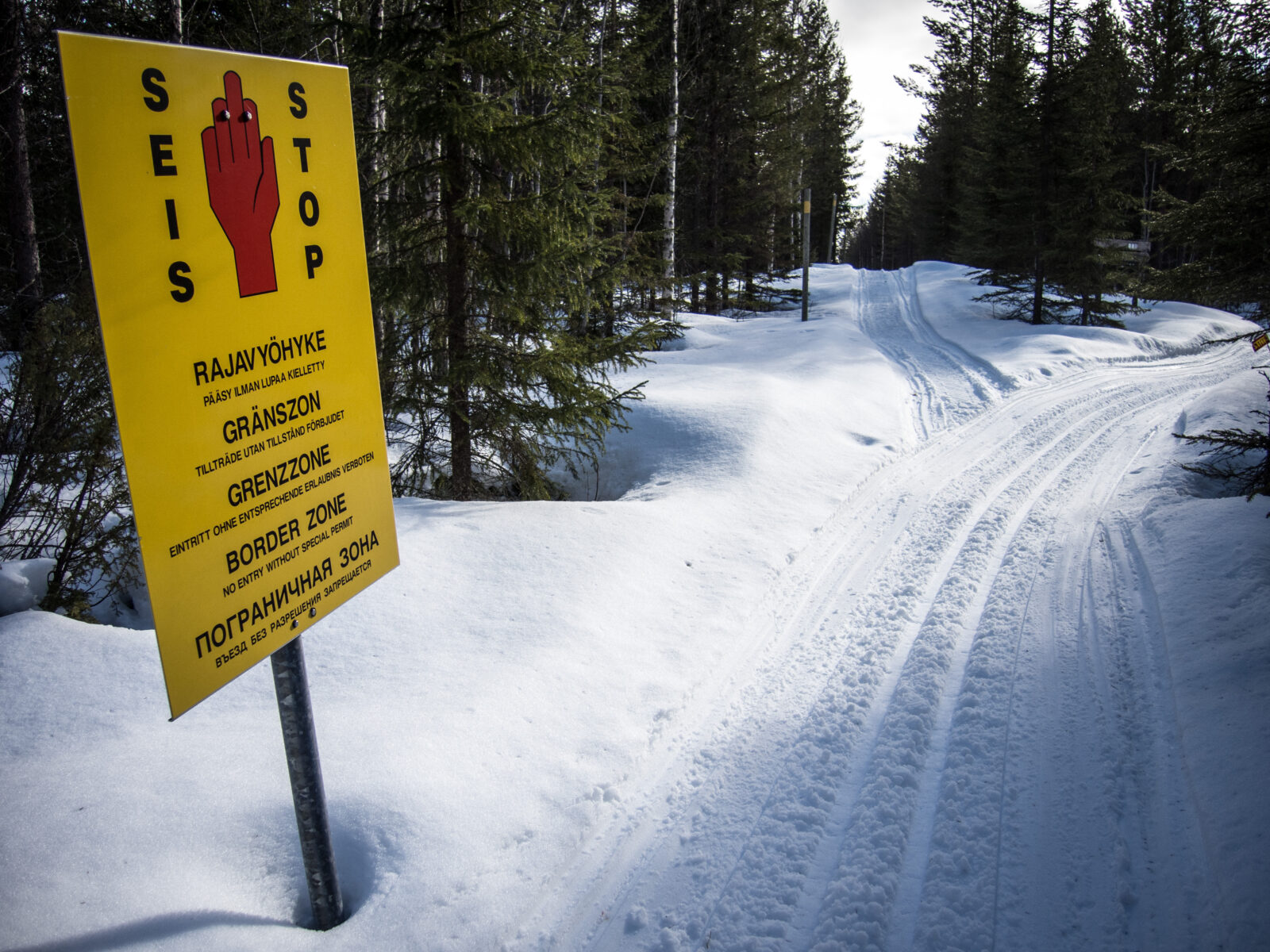 Rajavyöhyke-kyltti ladun varressa