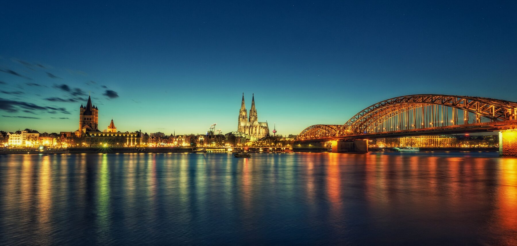 Kölnin kaupunki iltahämärän aikaan valaistuna