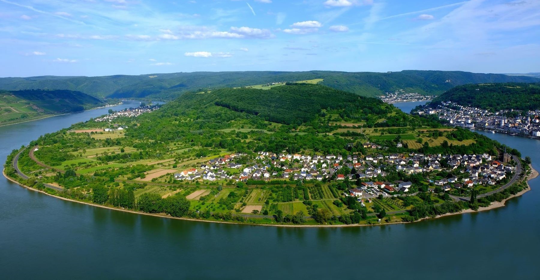 Maisema Reinjoen mutkassa