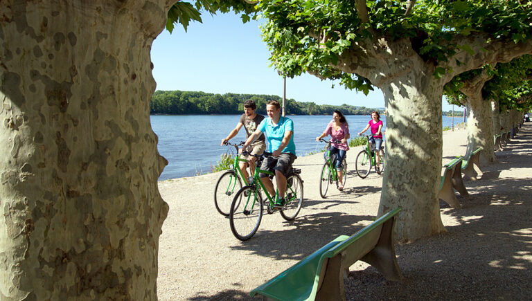 Pyöräilijöitä jokirantaa seurailevalla pyörätiellä