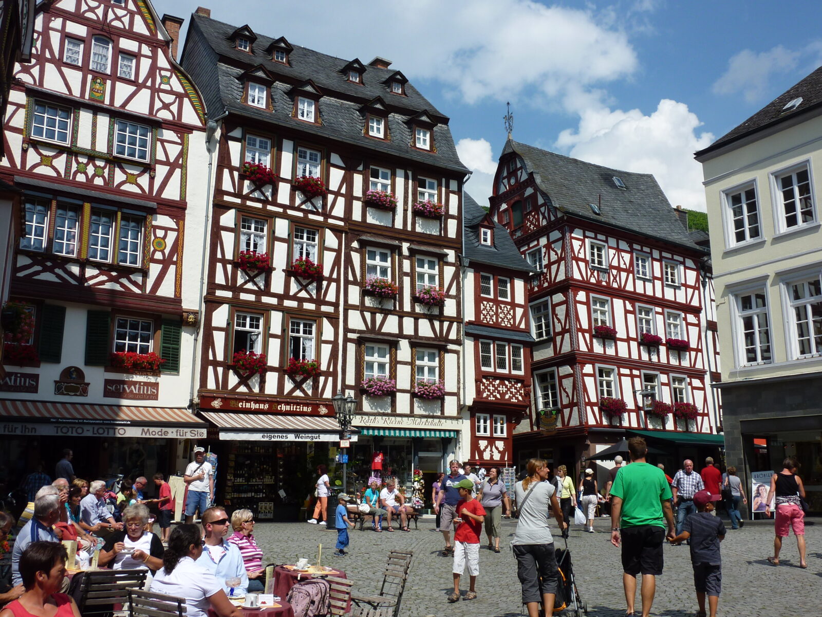 Valko-punaisia perinteisiä ristikkotaloja